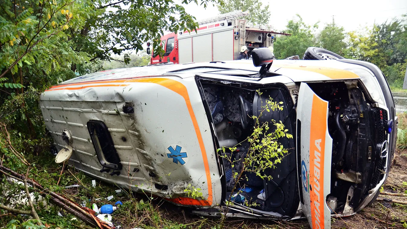 Tiszavasvári, Árokba borult mentőautó, 36-os főút, felborult mentő 