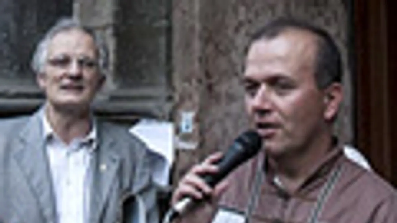 Gaudi-Nagy Tamás, a Jobbik országgyűlési képviselője (j3) beszél a Jobbik tüntetésén a Liberális Klub Andrássy úton tartott rendezvényénél