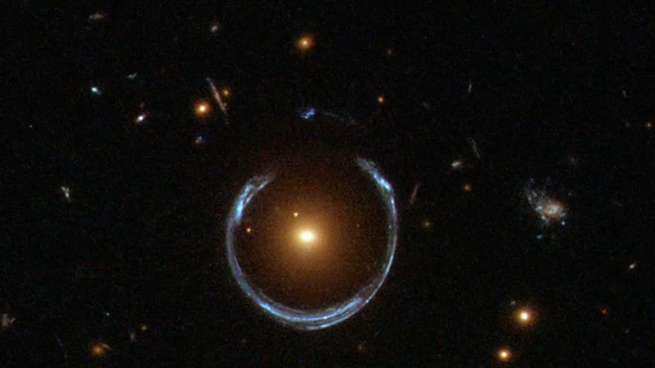 A kép közepén látható, fényes, sárgás színű galaxis gravitációslencse-hatása csaknem tökéletes gyűrűvé torzította a mögötte lévő, sokkal távolabbi, kékes galaxis képét