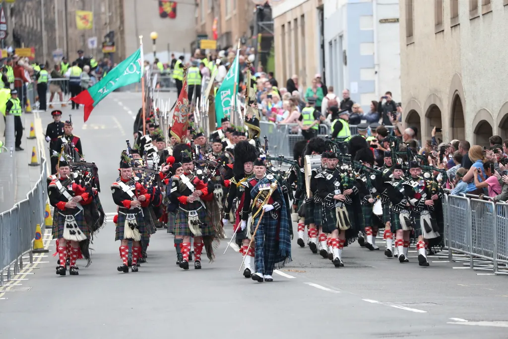 Skócia koronázás III Károly  
Skótdudások zenekara vonul az edinburgh-i Royal Mile úton a III. Károly brit király koronázása tiszteletére tartott háladó istentisztelet előtt 2023. július 5-én. A hagyomány szerint a brit uralkodót Skóciában is meg 