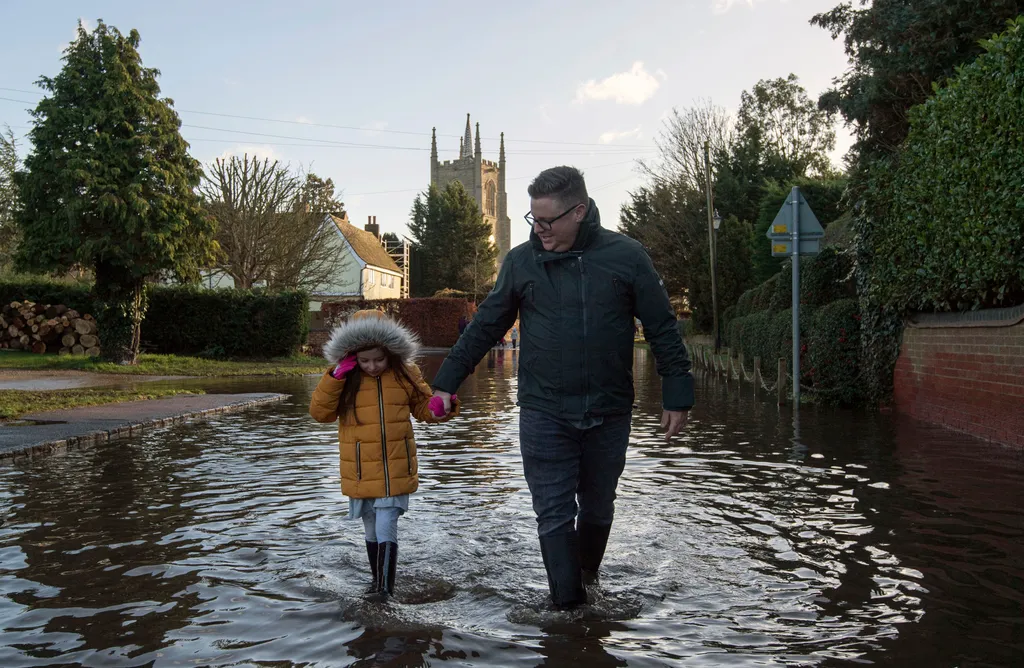 Bedford, 2020. december 27.
Férfi és kislány megy a vihar miatt vízzel elöntött úton az angliai Great Barfordban 2020. december 27-én. Nagy-Britanniában 170 km/h-t is elérő szélvihar tombolt és heves esőzések voltak, ezért akadozott a vasúti közlekedés és járhatatlanná vált néhány autóút.
MTI/PA/AP/Joe Giddens 