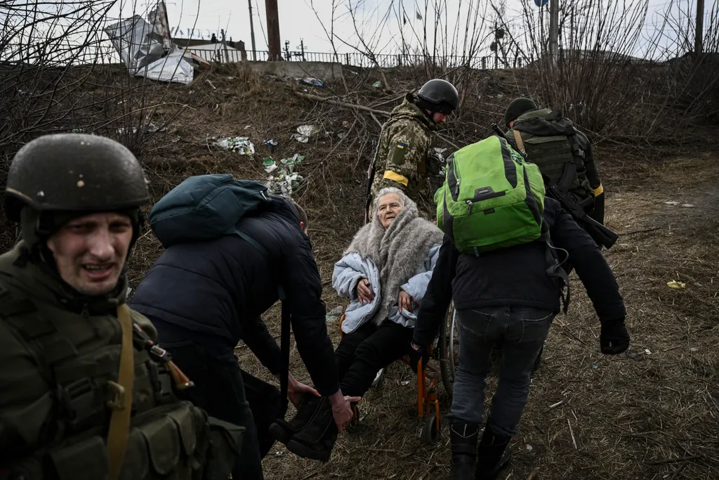 Ukrán válság 2022, ukrán, orosz, háború, orosz-ukrán háború, ukrán konfliktus, harc, Ukrajna, menekült, idős ember, mozgássérült, kerekesszék, Irpiny 