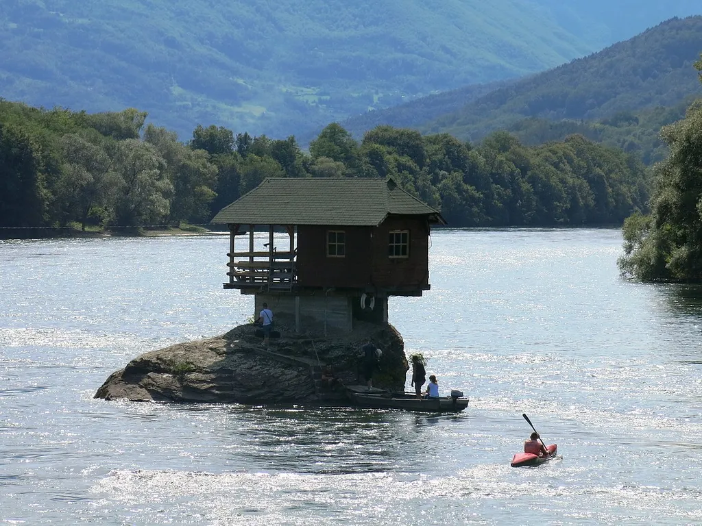 Bajina Basta Szerbia ház a folyón 