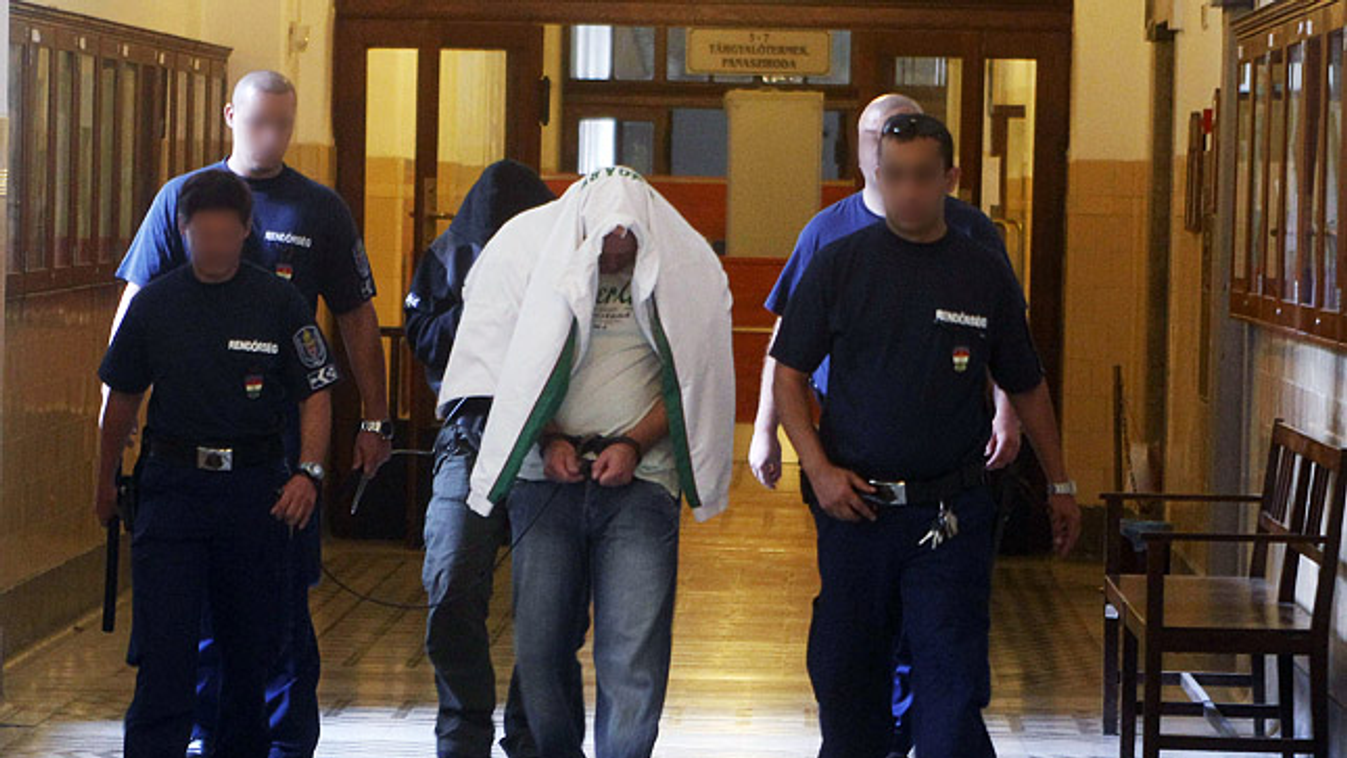Foglalkozás gyanúsított rendőr SZEMÉLY Budapest, 2012. július 28.
Rendőrök tárgyalásra kísérnek két férfit a Pesti Központi Kerületi Bíróság épületében, ahol döntöttek a gyanúsítottak előzetes letartóztatásáról 2012. július 28-án. A biztonsági őrként dolg