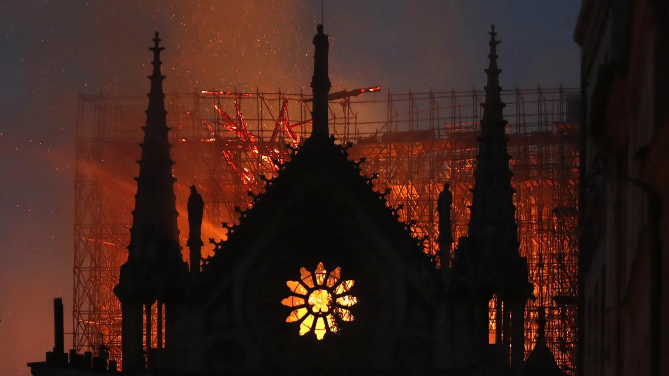 Párizs, 2019. április 16.
Tűz emészti a párizsi Notre-Dame székesegyházat 2019. április 15-én. A lángok a restaurálási munkálatokhoz felállított állványzaton keletkeztek és onnan terjedtek tovább. A tűz következtében összeomlott az épület huszártornya és 