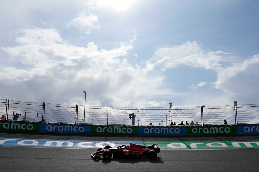 SAINZ, Carlos Zandvoort, 2023. augusztus 27.
Carlos Sainz, a Ferrari spanyol versenyzője a Forma-1-es autós gyorsasági világbajnokság Holland Nagydíján a zandvoorti pályán 2023. augusztus 27-én.
MTI/AP/Peter Dejong 