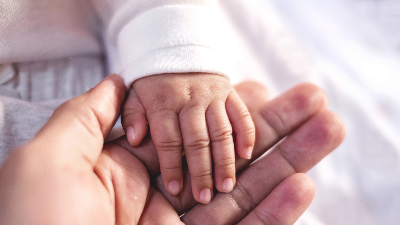 baba kéz Sztárok, akik 50 éves koruk előtt lettek nagyszülők: Jim Carrey-től Whoopi Goldbergig 
