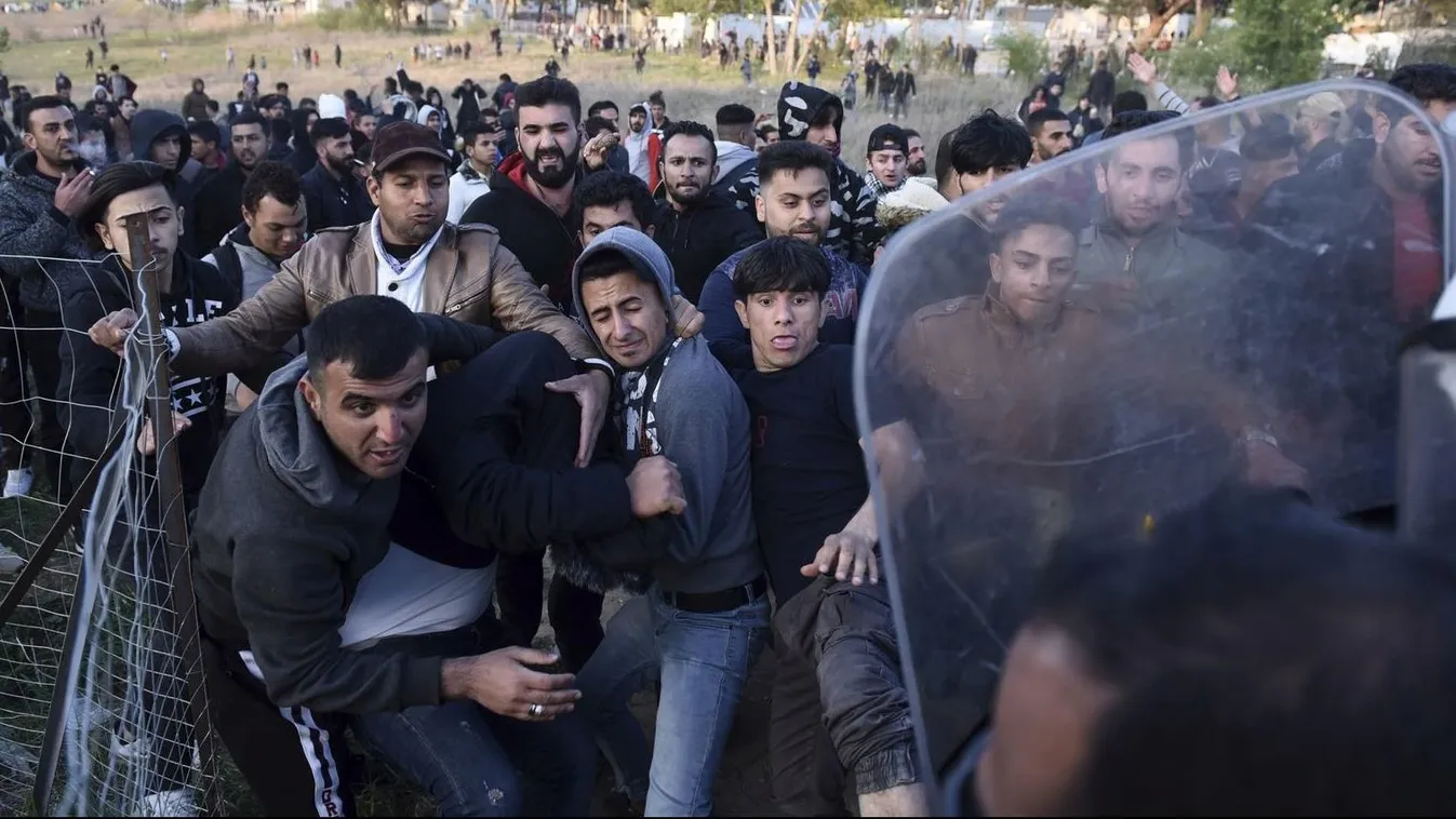 Tüntető illegális bevándorlók és görög rohamrendőrök összecsapása az észak-görögországi Szalonikitől nyugatra fekvő Diavatában lévő migránstábor előtt 2019. április 4-én 