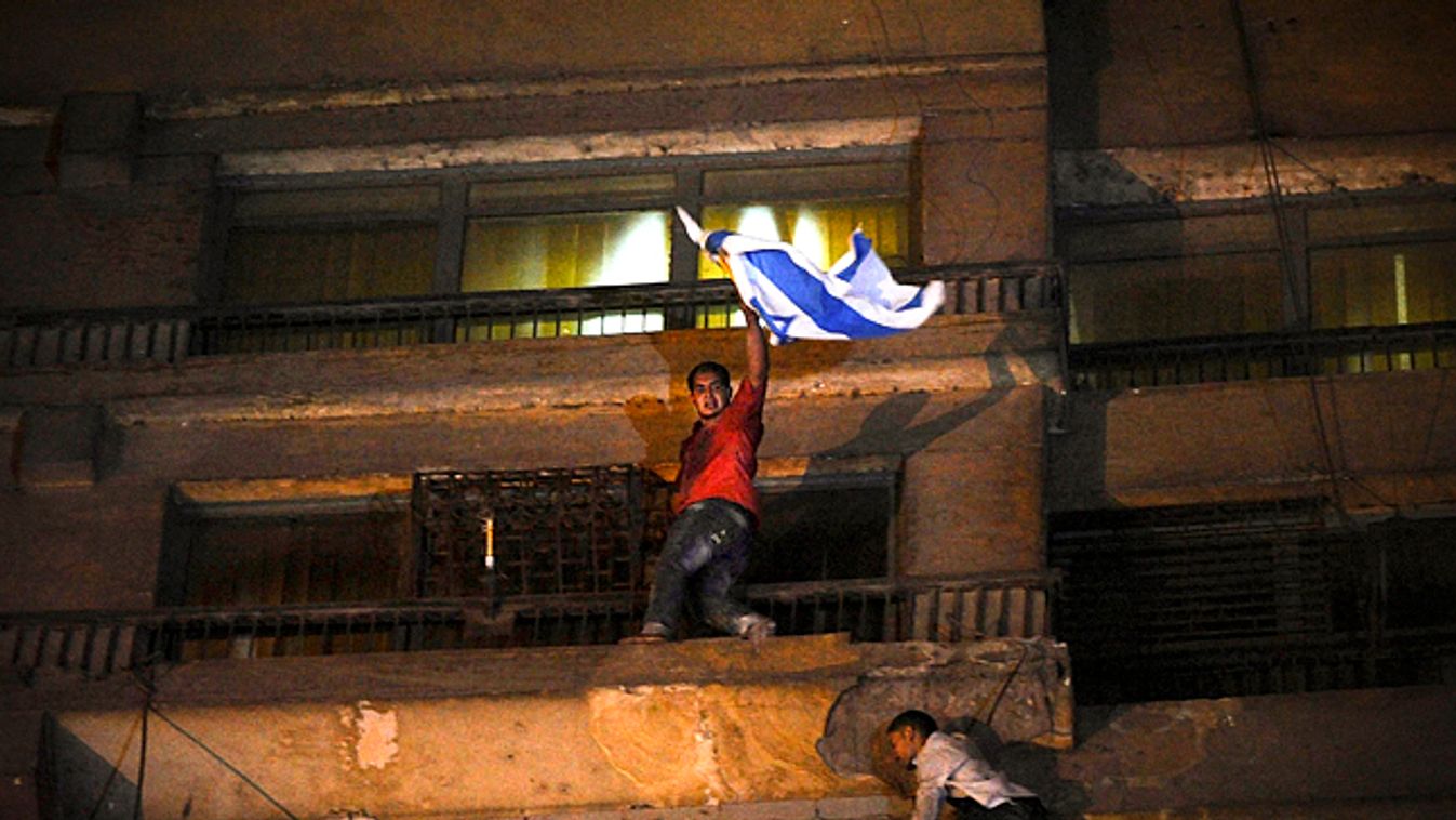 Kairó, Egyiptom, tüntetők elfoglalták az izraeli nagykövetséget, utcai harcok, összecsapás 