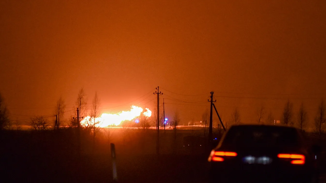 Pasvalys, 2023. január 13.
Hatalmas lánggal ég egy felrobbant gázvezeték a litván fővárostól mintegy 170 kilométerre, északra fekvő Pasvalys közelében 2023. január 13-án. Áldozatokról, sebesültekről egyelőre nem érkezett jelentés.
MTI/AP/Paulius Zidonis 