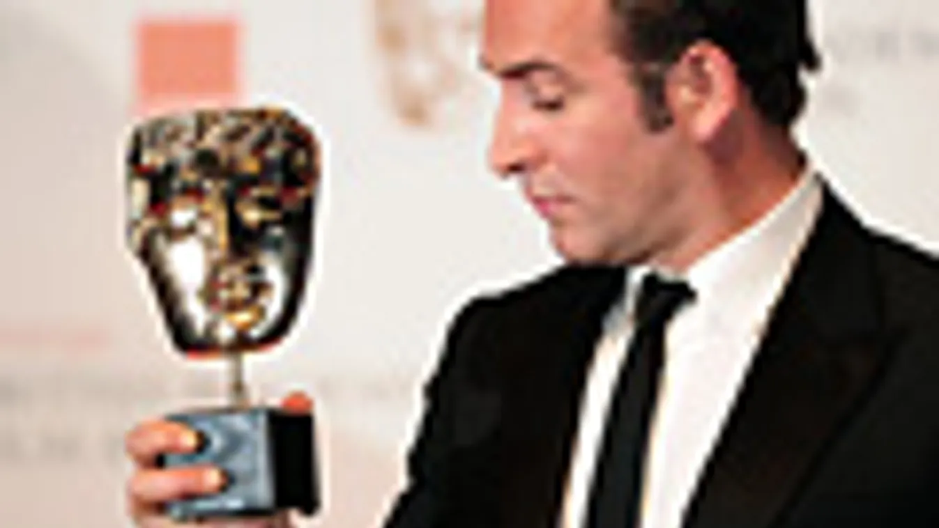 Jean DUJARDIN francia színész kezében a legjobb férfi főszereplőnek járó díjjal, Michel Hazanavicius A némafilmes (The Artist) című filmjében nyújtott alakításáért, Brit Film- és Televíziós Művészeti Akadémia, BAFTA