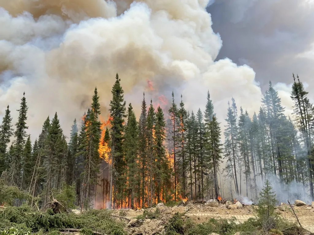 erdőtűz, tűz, erdő, Kanada, French firefighters assist with Canada wildfires Canada,fire,forest,France,Quebec,wildfires Horizontal 