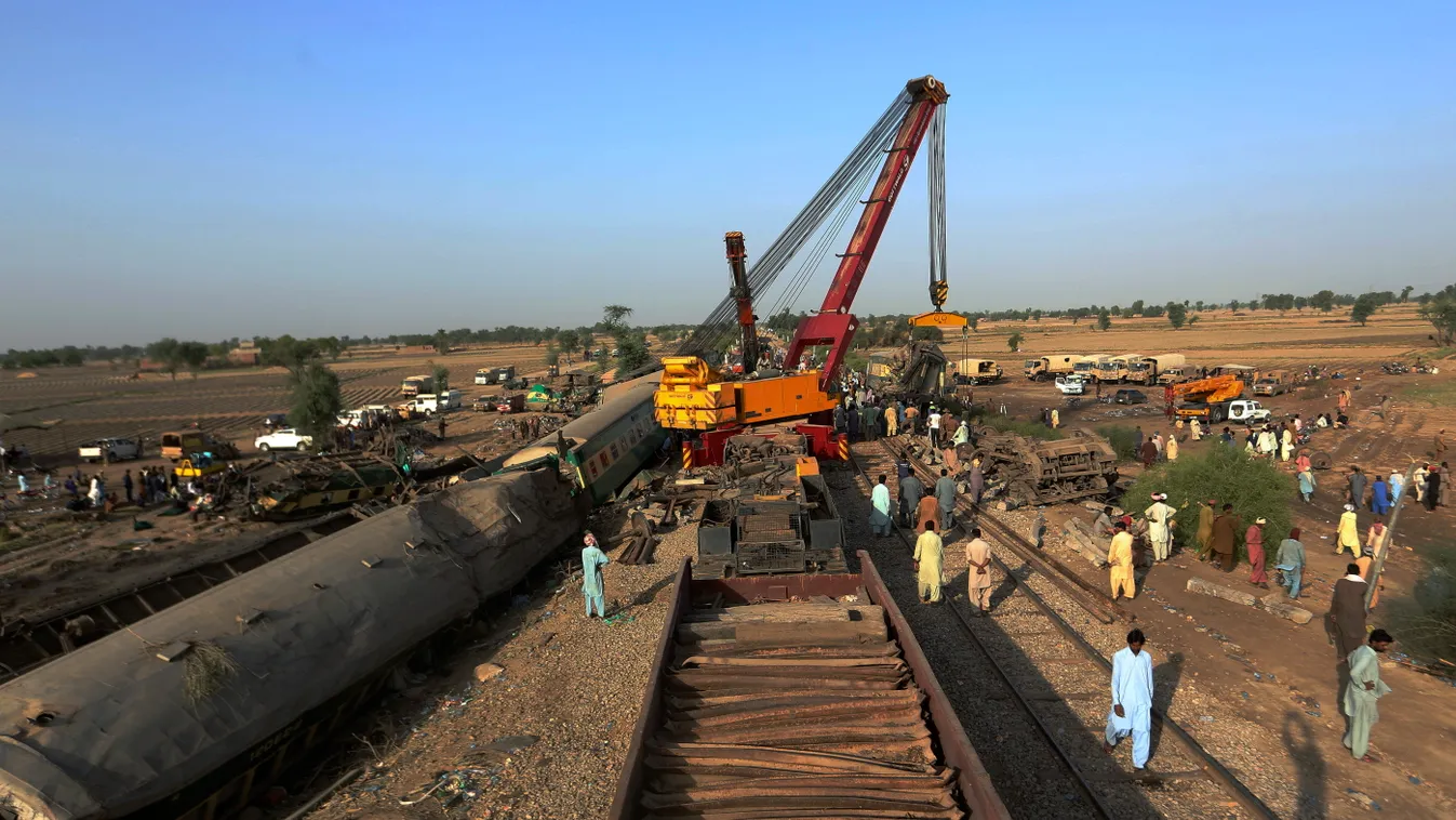 Gotki, 2021. június 8.
A roncsokat távolítják el a vágányról vasúti dolgozók 2021. június 8-án, miután az előző nap egy expresszvonat belerohant egy másik, kisiklott vonatba a dél-pakisztáni Szindh tartományban fekvő Gotki körzetben. Legalább 63 ember éle