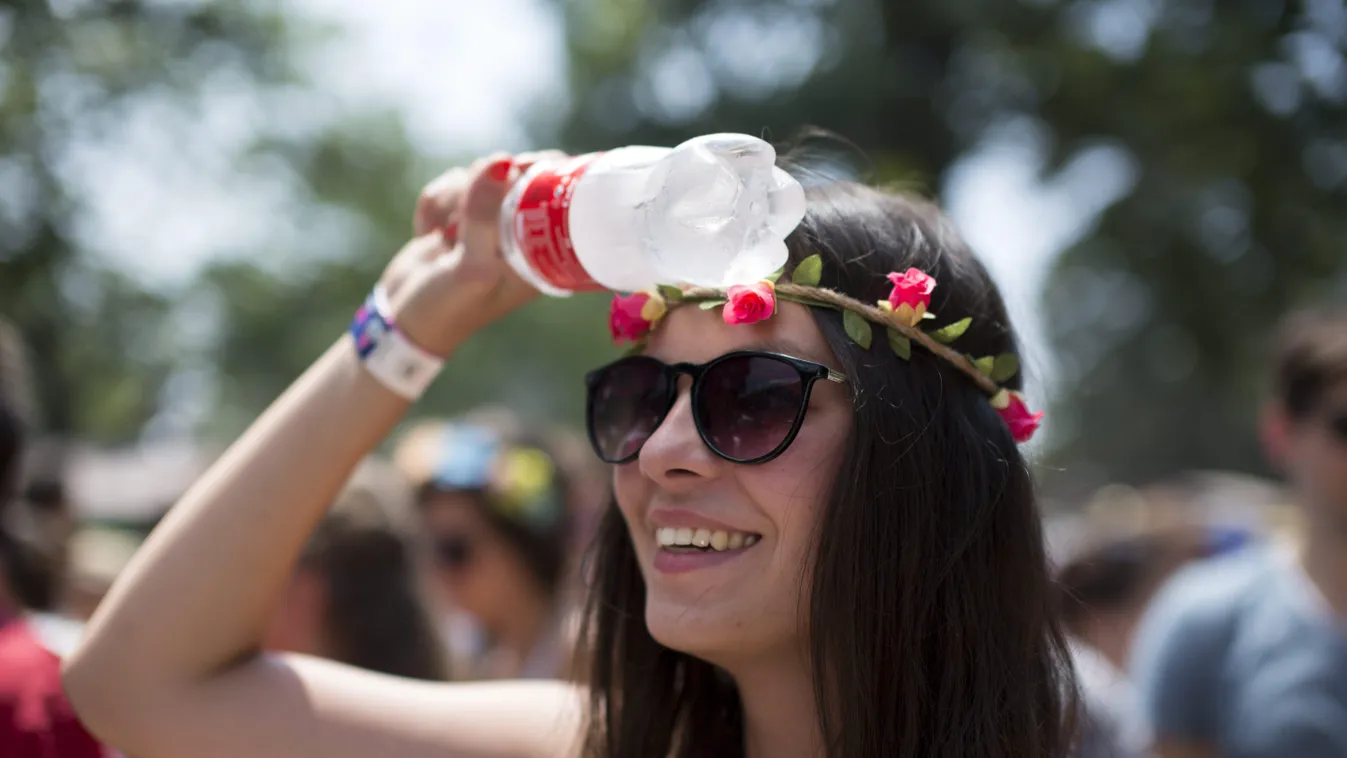 Sopron, 2015. július 3.
Jeges palackkal hűti a homlokát egy fesztiválozó a 23. Volt Fesztivál harmadik napján a soproni Lővér kempingben 2015. július 3-án.
MTI Fotó: Nyikos Péter 