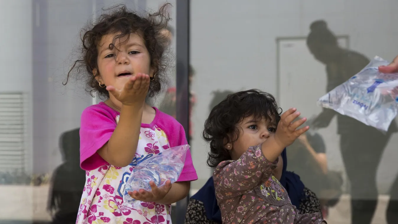 Menekült Migráns Bevándorló Hőség Vízosztás Menekült Migráns Bevándorló Hőség Vízosztás Menekült kislányok a Keleti pályaudvaron a nyári hőségben. A Fővárosi Vízművek zacskós vizet küldött a menekülteknek 