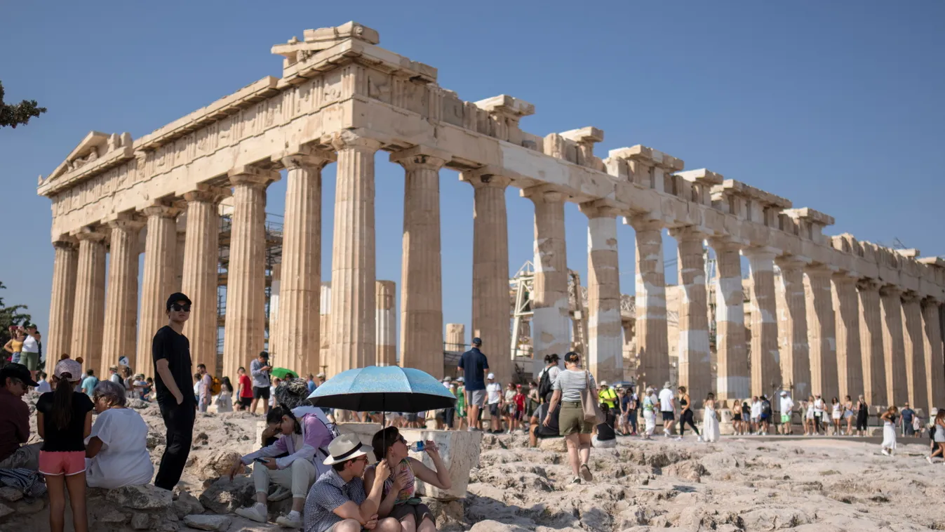 Athén, 2023. július 14.
Turisták az athéni Akropoliszon, a Parrthenonnál 2023. július 14-én, amikor emelkedni kezdett a levegő hőmérséklete Görögországban, és a következő napokban a 44 Celsius-fokot is elérheti egyes térségekben. A kulturális minisztérium