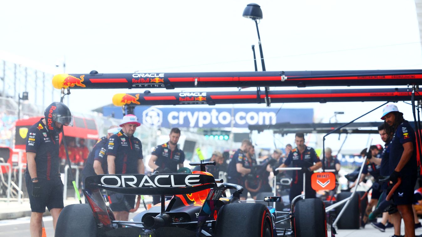 F1 Grand Prix of Miami - Practice GettyImageRank3 Stopping Motorsport Formula One Racing Driving Netherlands USA Florida - US State Miami Formula One Grand Prix Practicing Pit Stop Photography Red Bull Racing Red Bull RB19 Max Verstappen PersonalityInQueu