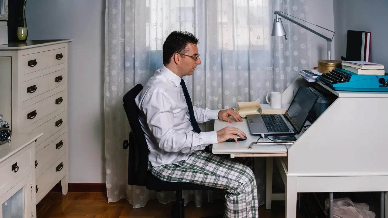 távmunka, online, távmunkabulik, 
 Man,Working,From,Home,With,Laptop,Wearing,Shirt,,Tie,And office chair,caucasian,stay at home,isolated,employee,laptop,pan 
