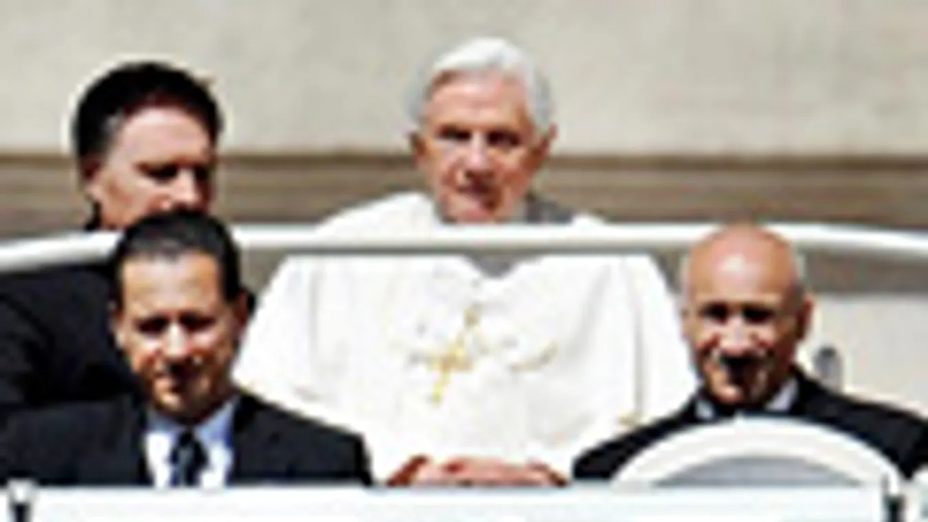 XVI. Benedek pápa, a bal szélen Paolo Gabriele a titkos információkat kiszivárogtató komornyik, vatikáni botránykönyv