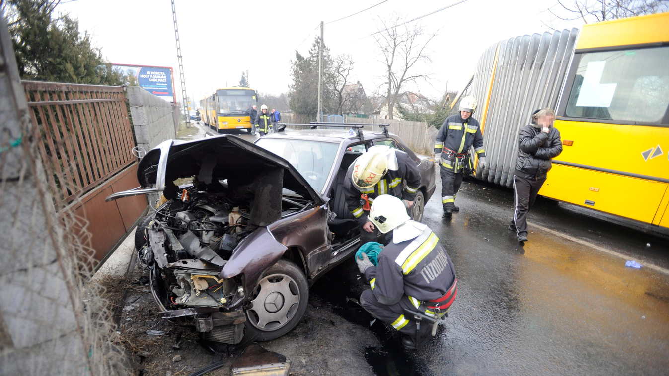 Budapest, 2015. január 9.
Öszetört személyautó Csepelen, a Csepeli úton, ahol összeütközött egy utasokat szállító menetrend szerinti távolsági autóbusz és egy autó 2015. január 9-én. A balesetben az személyautó vezetője és a busz egyik utasa megsérült.
MT