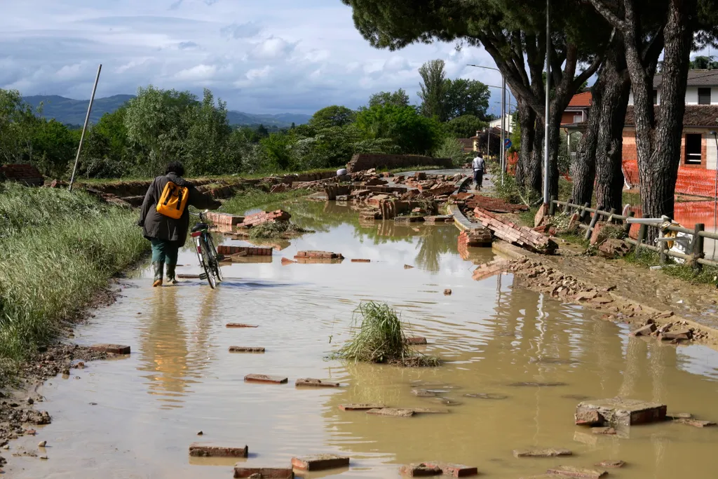 Faenza, 2023. május 18.
A Lamone folyó megáradt vize borította út a közép-olaszországi Faenzában 2023. május 18-án. Az elsősorban Emilia Romagna tartományt sújtó áradások nyolc ember halálát okozták, több mint tizenháromezret pedig otthona elhagyására kén