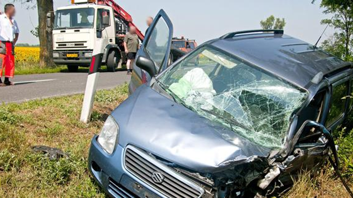 kgfb, gépjármű kötelező felelősség-biztosítás, baleset,  vétlen sofőr által vezetett személygépkocsi hever az árokban a 83-as főút 42-es kilométerszelvényénél egy frontális baleset helyszínén 