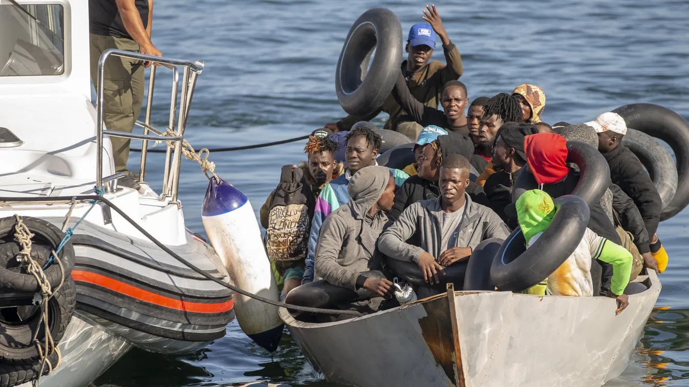 A Tunéziai Nemzeti Gárda művelete a Földközi-tengeren keresztül illegálisan Európába jutni kívánó afrikai bevándorlók ellen, Sfax, Tunézia, illegális, bevándorlás, migráció, csónak, hajó 