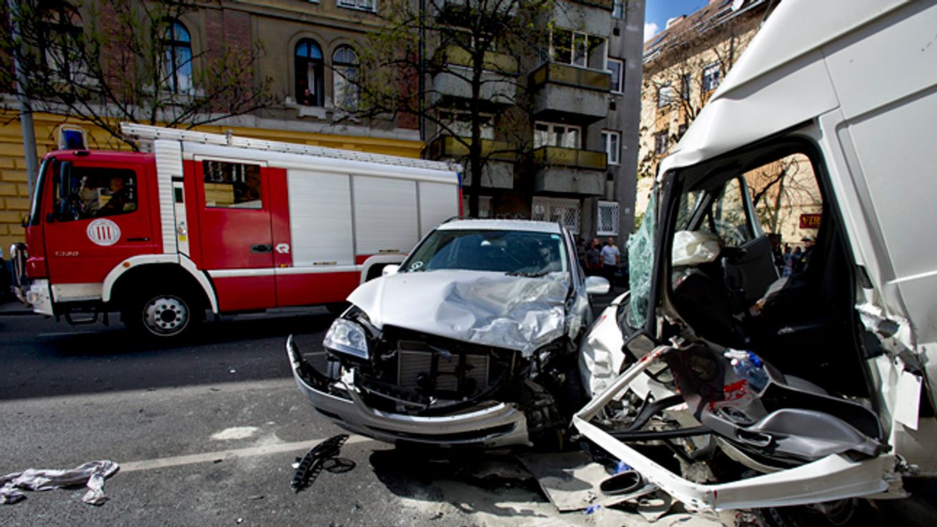 összetört autók egy négyes baleset után Óbudán, ILLUSZTRÁCIÓ a MÁV ÁBE, biztosító egyesület kártalanítási perhez 