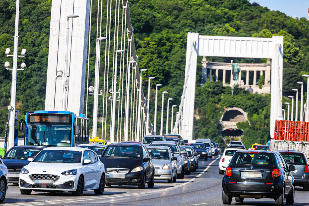 dugó, torlódás, forgalom, közlekedés, lezárás, Budapest, Erzsébet híd, 2021.06.16. 