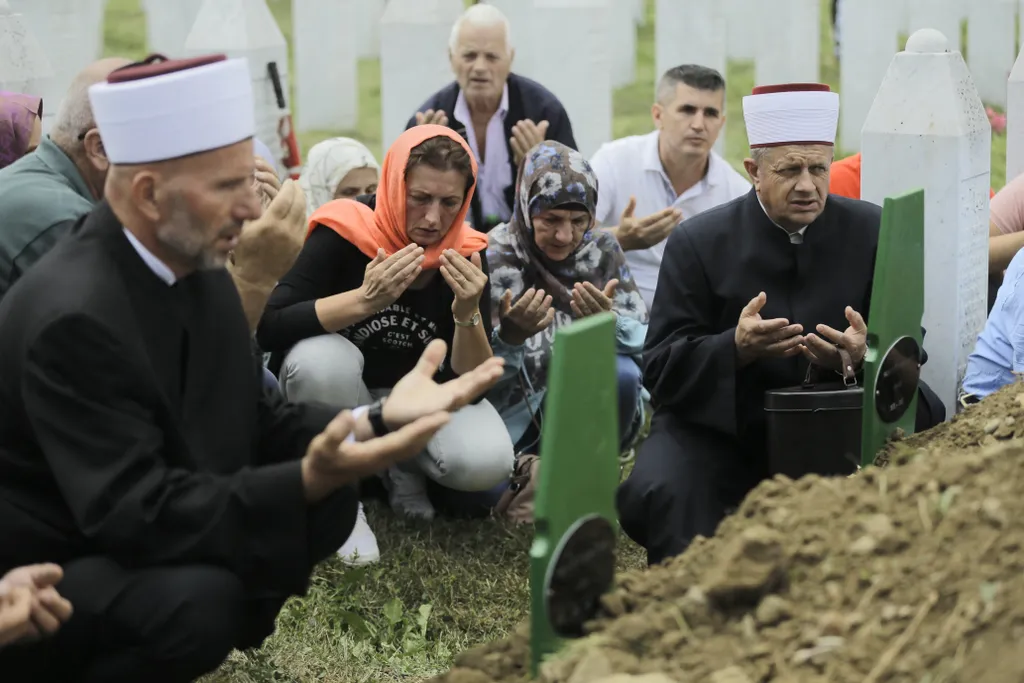 temető Tegnap zajlottak a megemlékezések Bosznia-Hercegovinában, a srebrenicai népirtás 27. évfordulóján 07.11., népirtás, bosznia, srebrenicai, sírok, sírhely, sír 