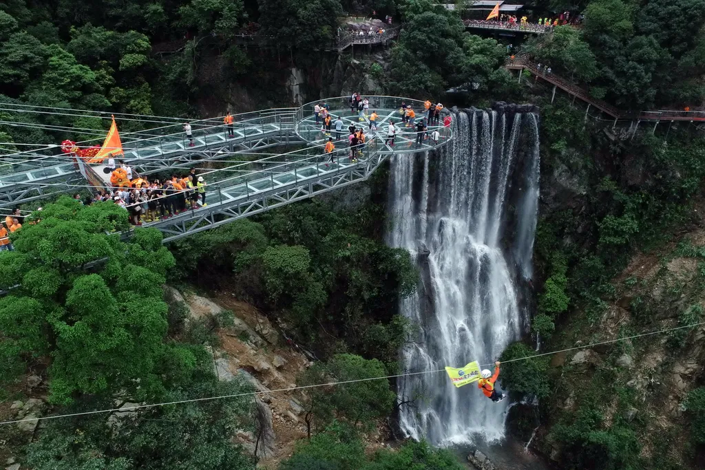 Üvegpadlós kilátó, Kína, Kulunghszia, Csingjüan

Yun Tian Bo Ba, Gulongxia  Guangdong Qingyuan Qingxin glass platform glass platform 