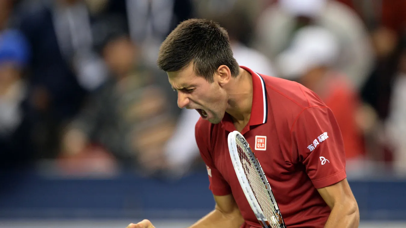 A szerb Novak Djokovic ünnepli győzelmét a kazah Mikhail Kukushkin ellen a  Sanghajban zajló ATP 1000-s tenisztornán 