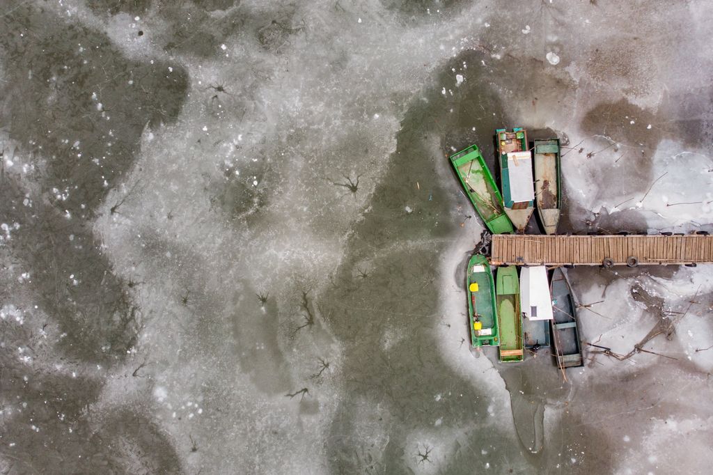 Befagyott a Tisza-tó 2022.01.   csónak ÉVSZAK felülnézet FOTÓ FOTÓTECHNIKA IDŐJÁRÁS jeges KÖZLEKEDÉSI ESZKÖZ légi felvétel NÉZET stég TÁJ tél tó 