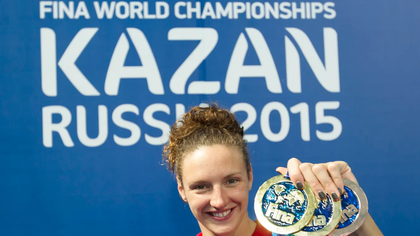 Hosszú Katinka Kazany, 2015. augusztus 10. 
Hosszú Katinka mutatja érmeit a kazanyi vizes világbajnokságon zárónapján Kazanyban 20105. augusztus 9-én. A versenyző a 200 és a 400 méteres vegyesúszásban győzött, a 200 méteres hátúszásban bronzérmet szerzett