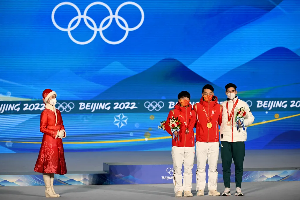 Liu Shaoang  éremátadás, díjátadó, olympics Liu Shaoang RÖVID PÁLYÁS GYORSKORCSOLYA, 1000 m, Téli Olimpia 2022, Peking, Horizontal OLYMPIC GAMES WINTER OLYMPIC GAMES MEDAL PODIUM SHORT TRACK SPEED SKATING 
