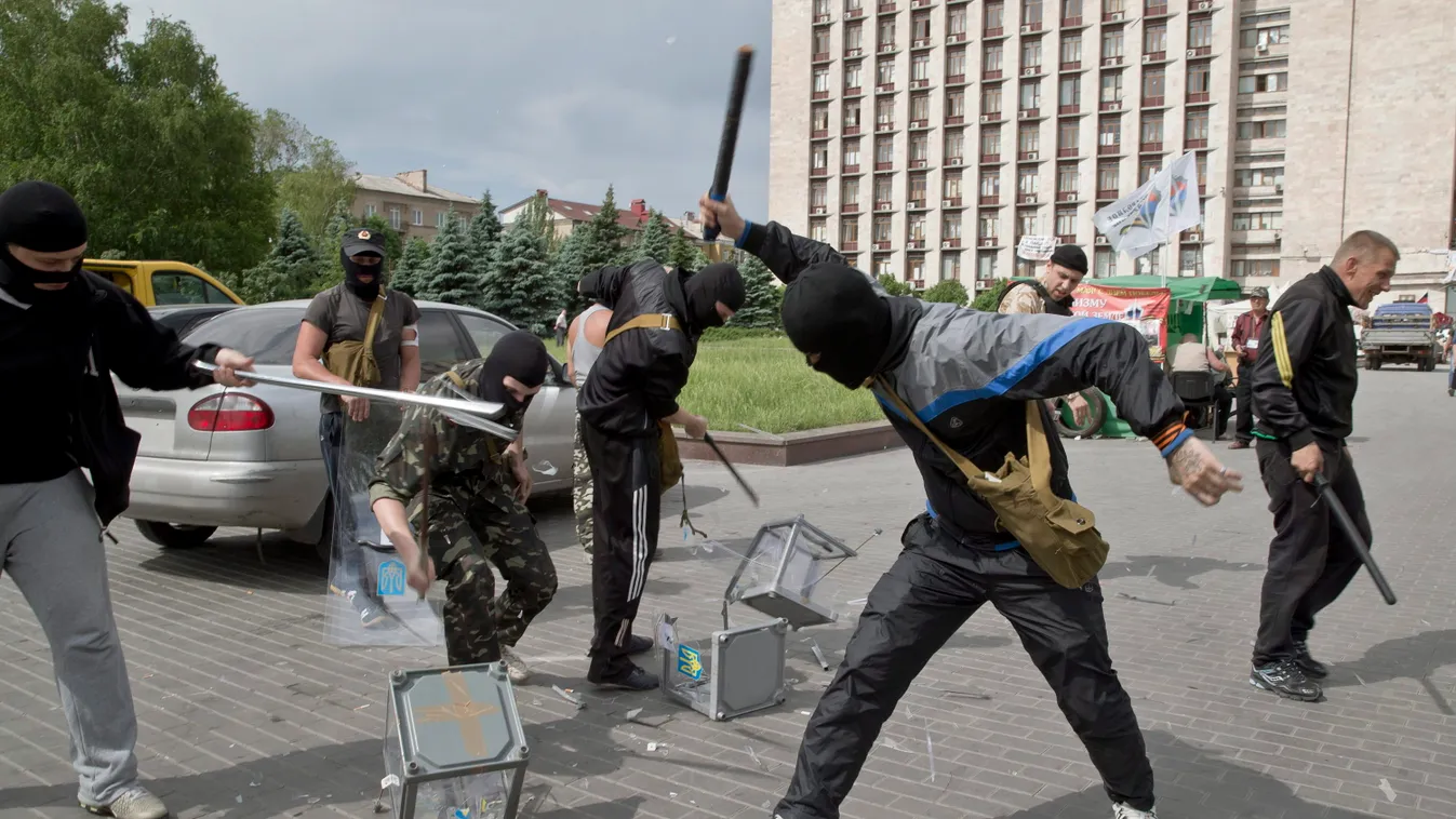 Oroszbarát szakadárok szavazóurnákat törnek össze az általuk elfoglalt önkormányzati épület előtt, a kelet-ukrajnai Donyeckben 2014. május 25-én, az ukrán elnökválasztás napján 