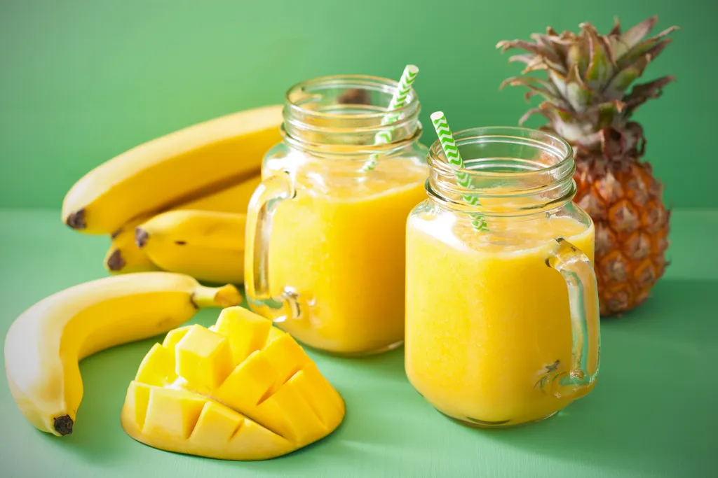 Vitalizáló smoothie-k: íme, a legjobb recept! sárga smoothie mango ananász  banán 