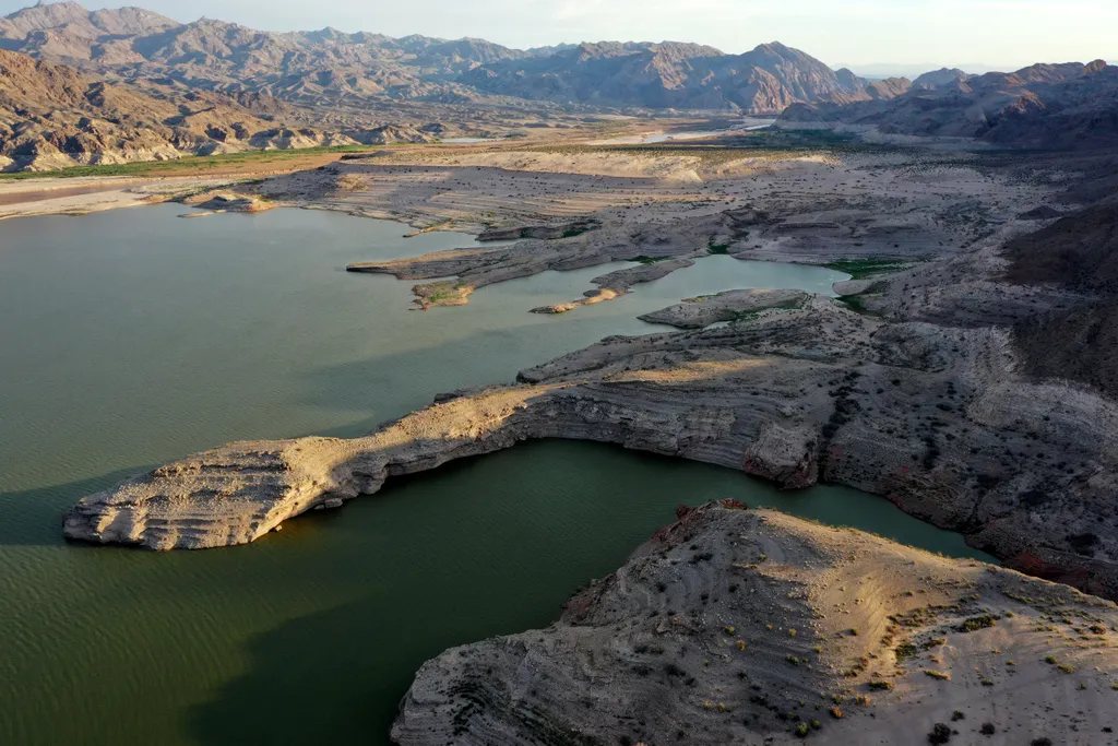 Árvíz és aszály a világban  ARIZONA: Colorado River Drought aerial view,Aerial view Colorado River,Aerial view Lake Mead,Ari Horizontal 