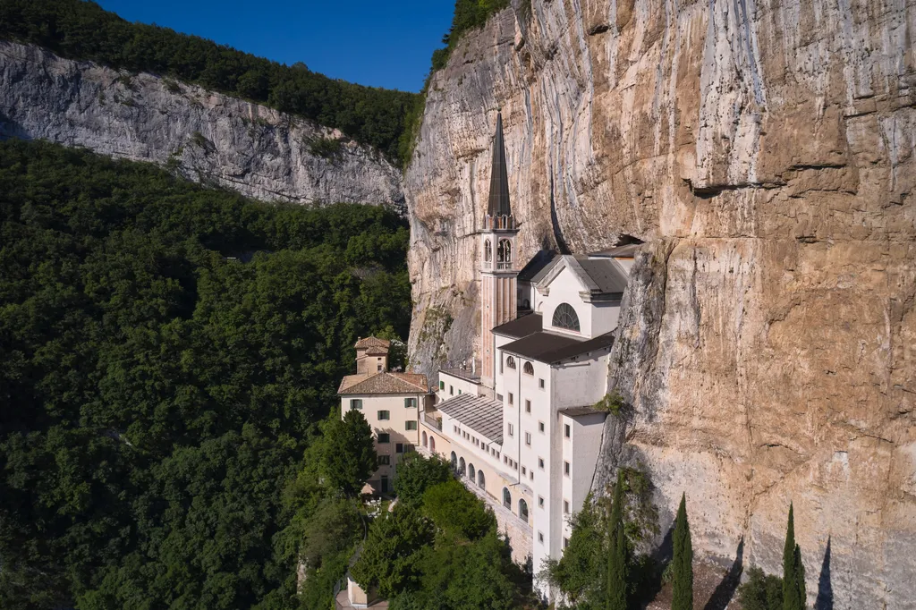 A Madonna della Corona, kegyhely, szentély, zarándokhely, keresztény, vallás, Olaszország, szikla, hegy 