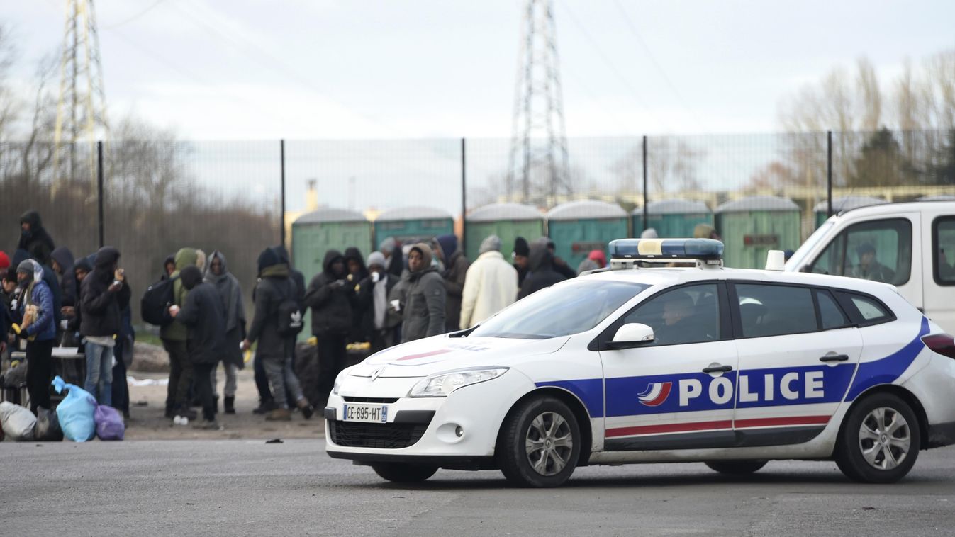 hatóságok köröznek egy afgánt az észak-franciaországi Calais-ban 
