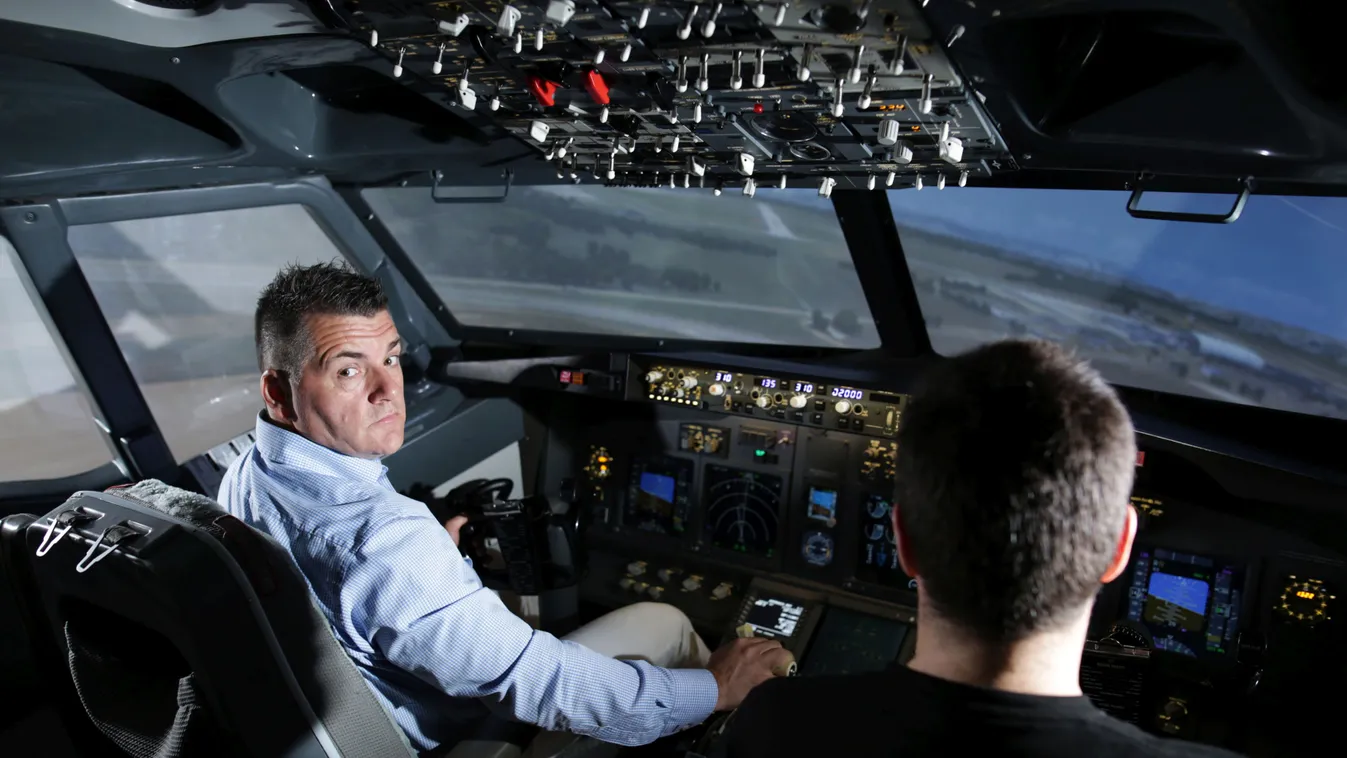 Szüle Zsolt cargo-pilóta ad interjút a pilot.hu repülőszimulátorban 2016 szeptember 6-án 