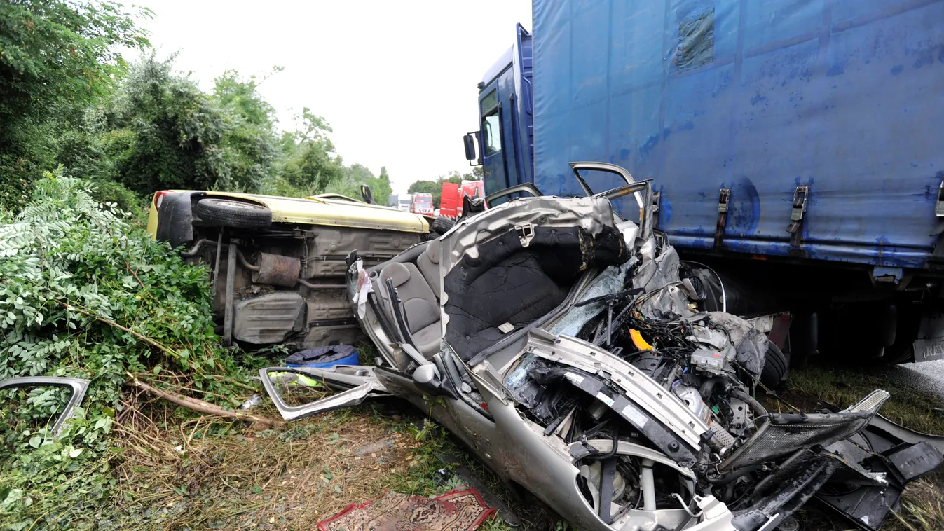Dunavarsány, 2015. július 30.
Összetört gépjárművek az 51-es főúton Dunavarsány térségében, ahol egy kamion és három személyautó ütközött össze 2015. július 30-án. A balesetben öten sérültek meg: három felnőtt súlyosan, valamint két gyermek, köztük egy cs