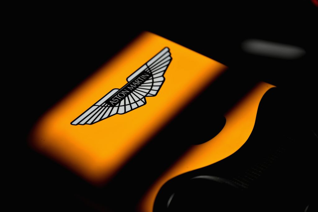 Forma-1-es szezonközi teszt, Barcelona, 1. nap, Max Verstappen, Red Bull Racing, Aston Martin logo 