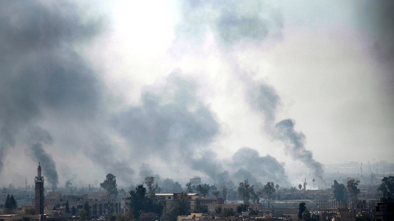 EMBERI LAKHELY ÉPÜLET FOTÓ FOTÓ ÁLTALÁNOS FOTÓTÉMA füst harc ostom romos épület város városkép Moszul, 2017. február 24.
Füst száll a magasba Moszul nyugati részében 2017. február 24-én. Az iraki kormányerők hat nappal korábban kezdtek offenzívába, hogy v
