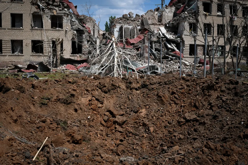 ukrán válság 2022, orosz, ukrán, háború, Ukrajna, pusztítás, Szoledar, bombakréter 