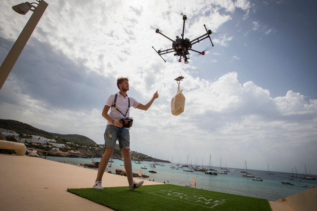 Drónnal szállítják hajókra az ételt Ibizán, galéria, 2021 