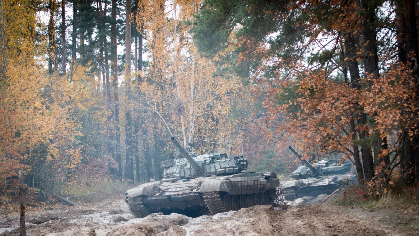 Csernyihiv, 2022. november 3.
A 2022. október 28-i képen lefoglalt T–72-es orosz harckocsikkal gyakorlatoznak ukrán katonák az ukrán-belorusz határnál, az észak-ukrajnai Csernyihiv város térségében.
MTI/AP/Alekszandr Sulman 