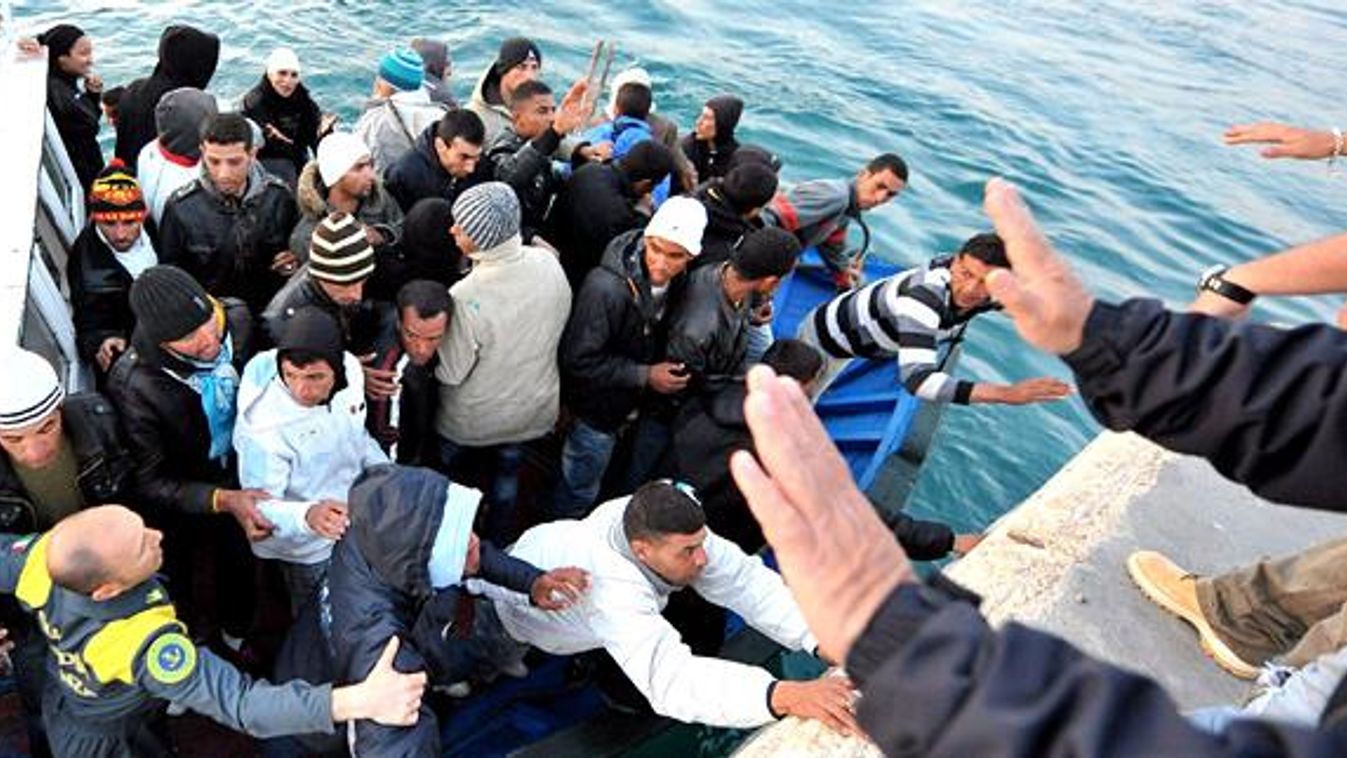 Illegális bevándorlók Lampedusa kikötőjében, olasz hatóságok, kitoloncolás 