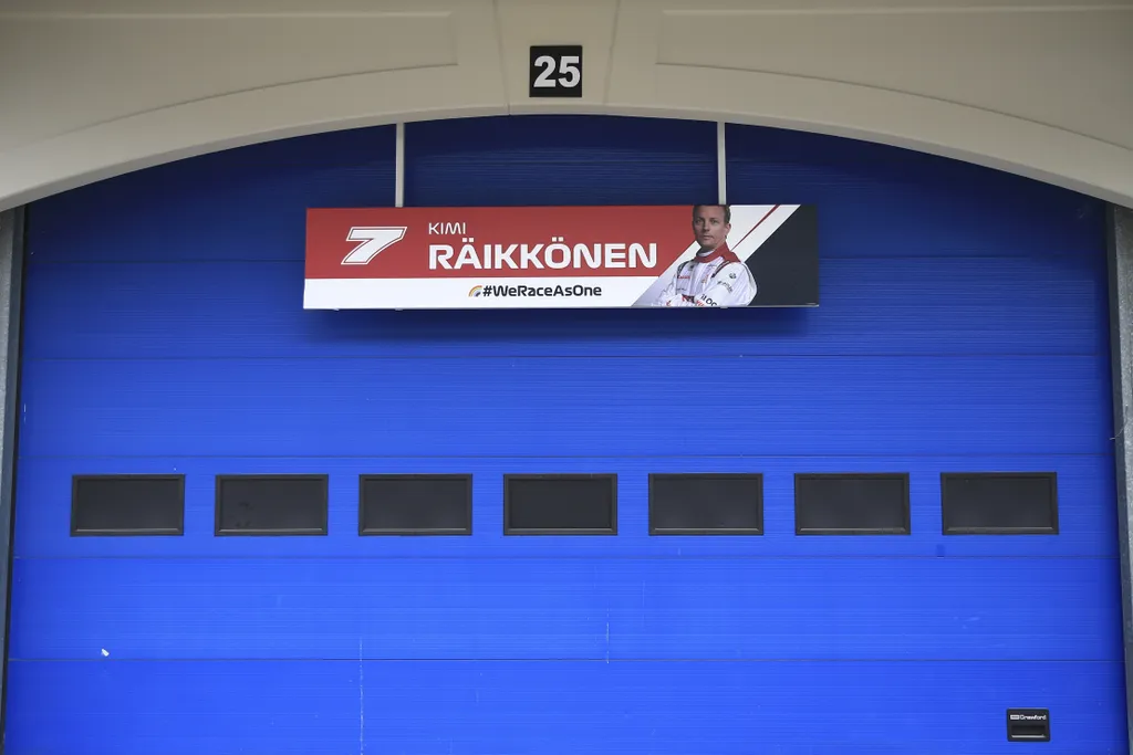 Forma-1, Török Nagydíj, újraaszfaltozás, Räikkönen, garázs, tábla 