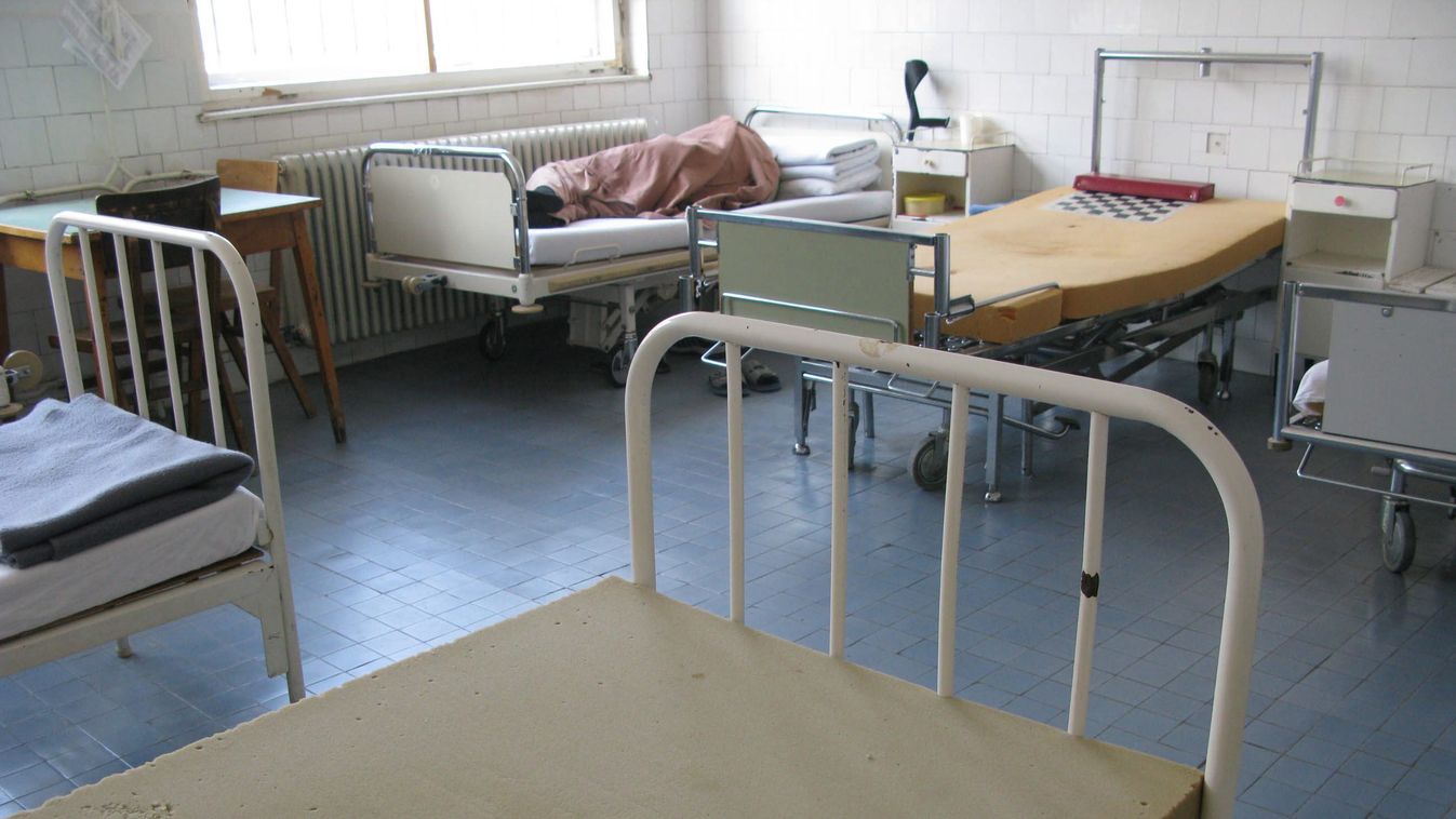 ÉPÜLET kórterem SZEMÉLY rab elítélt fogvatartott kórházi ágy vaságy 